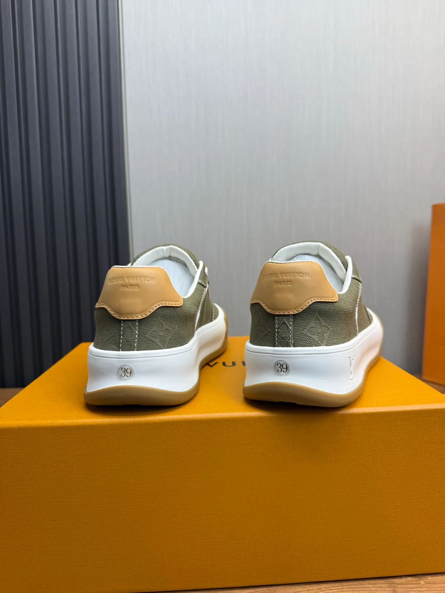 Men's shoes 620💰 Lv. Top purchasing agent🇮🇹 Louis Vuitton, sports sneakers counter synchronization, uppers imported from Italy, high-quality splicing and complex handicrafts, imported mesh pads are soft and comfortable, soles: original factory special soles, TPU exclusive movable molded soles super comfortable, original factory single goods, 🔍🔍high quality, you can enter and exit the counter at will, welcome to compare, code number 38-44 (customized 38.45)